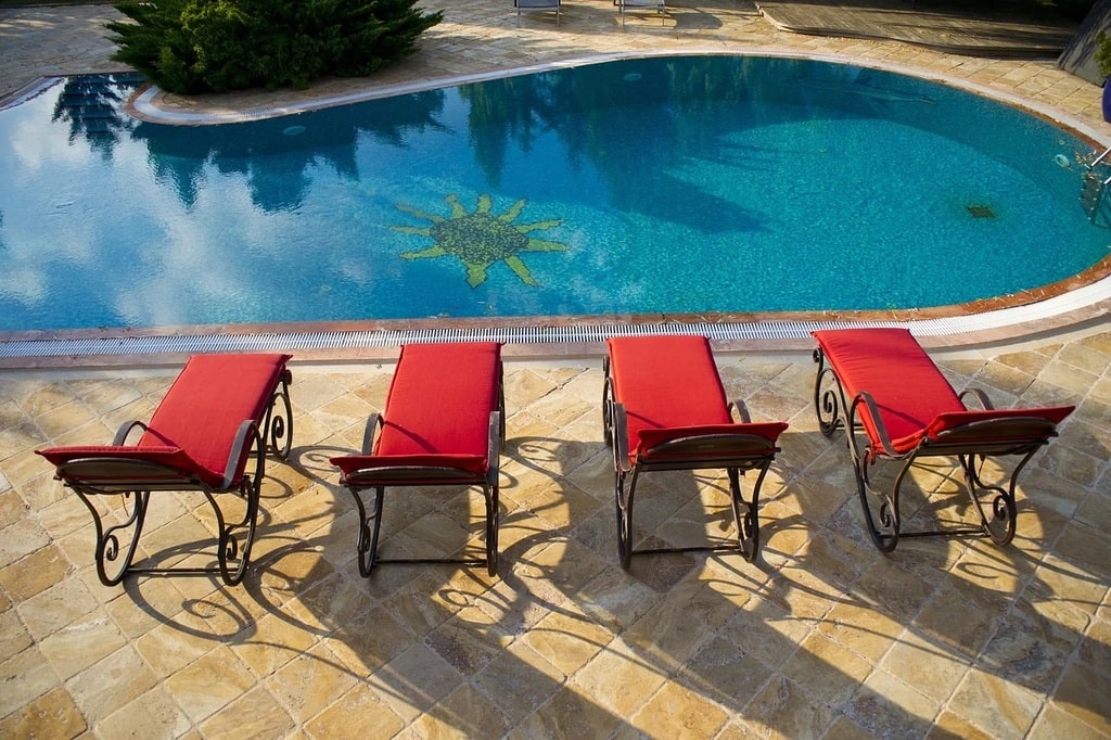 Comment assurer la rénovation et le dépannage de votre piscine